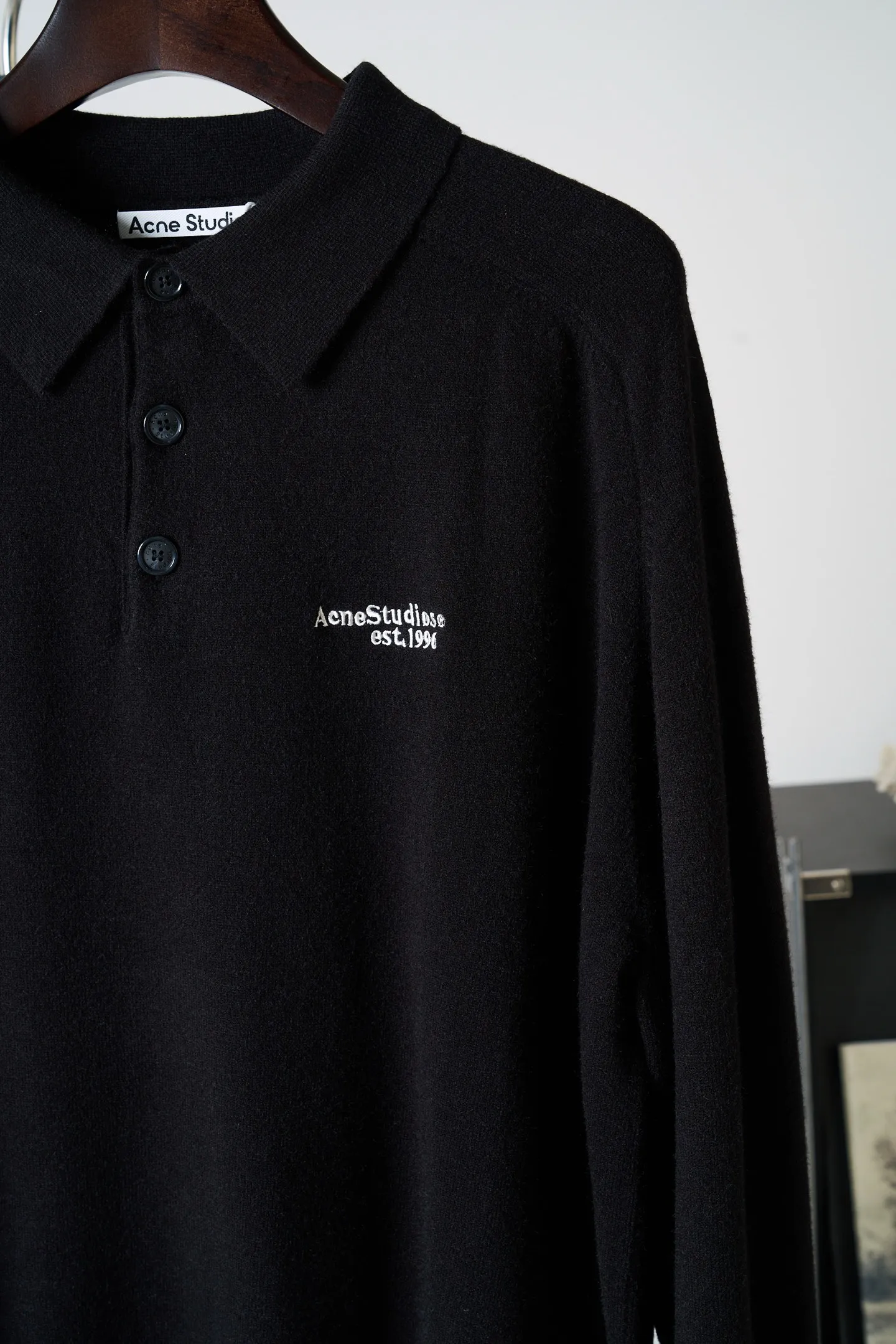 [Real auction] Acne Studios logo embroidered knitted polo shirt [In Stock] S M L The fabric is made of wool + yak hair blend. The wool ensures skin-friendly warmth and breathability. The yak hair improves the stiffness and wrinkle resistance of the fabric. It combines softness and pattern support. High-density jersey knitting technique is used. The yarns are finely intertwined. There are no excess floating threads on the surface. It feels soft and waxy and does not scratch the skin. It has a moderate weight and can be worn alone in spring and autumn. It can be worn as an inner layer in winter without feeling heavy or bulky. Ready-made garments undergo pre-shrunk + soft finishing processes to prevent shrinkage during the first wash while neutralizing the roughness of the fabric and maintaining long-term smoothness. Ready-to-wear deodorization treatment removes odors from new materials. Adopts a three-dimensional and slightly loose version. The shoulder line falls naturally. Suitable for different shoulder shapes. Garment length reaches hips. Modifies body proportions. Not picky about body shape. Ribbed closing process. High-elastic rib knitting for cuffs and hem. Precision sewing seams. The embroidery process on the left chest "Acne Studios est" adopts computerized precision flat embroidery + three-dimensional thread filling process. The embroidery thread is made of high-twist polyester thread, which is friction-resistant and does not fade. The embroidery edges are neat and burr-free. The stitch spacing is even (about 8-10 stitches/cm) for a full sense of recognition and sophistication. The whole garment is sewn with high-density double-thread overlock. The stitch spacing is 0.3-0.5cm. Key parts (shoulder seams, side seams) are reinforced with double threads to prevent open threads. The inner hemming treatment reduces friction and improves wearing comfort. The dyeing process adopts alcohol black fixation dyeing technology. The dye penetrates into the fiber and undergoes multiple fixation treatments. It is not easy to lose color during washing and cross-color to maintain the purity of Black.